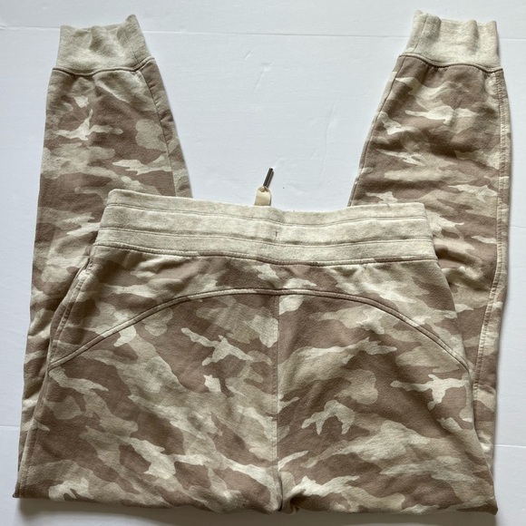 Athleta Balance Printed Jogger Beige Camo Size Medium - Picture 2 of 10
